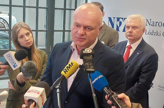 Konferencja prasowa - Minister Waldemar Kraska, Konsultant Krajowy w dziedzinie kardiologii Tomasz Hryniewiecki, Wojewoda Łódzki Tobiasz Bocheński oraz Dyrektor ŁOW NFZ Artur Olsiński. Przy mikrofonie p. Olsiński