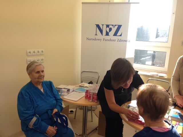 Zdj.3. W Szpitalu Jordana w Łodzi stoisko informacyjne ŁOW NFZ odwiedzili pacjenci oddziałów geriatrycznych i internistycznych Zdj.3. W Szpitalu Jordana w Łodzi stoisko informacyjne ŁOW NFZ odwiedzili pacjenci oddziałów geriatrycznych i internistycznych
