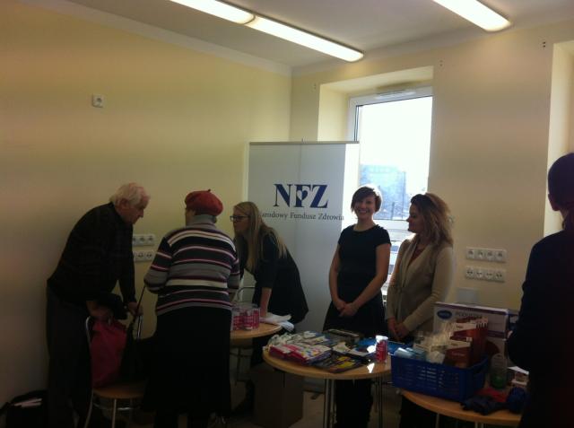 Zdj.2. W Szpitalu Jordana w Łodzi stoisko informacyjne ŁOW NFZ odwiedzili pacjenci oddziałów geriatrycznych i internistycznych Zdj.2. W Szpitalu Jordana w Łodzi stoisko informacyjne ŁOW NFZ odwiedzili pacjenci oddziałów geriatrycznych i internistycznych