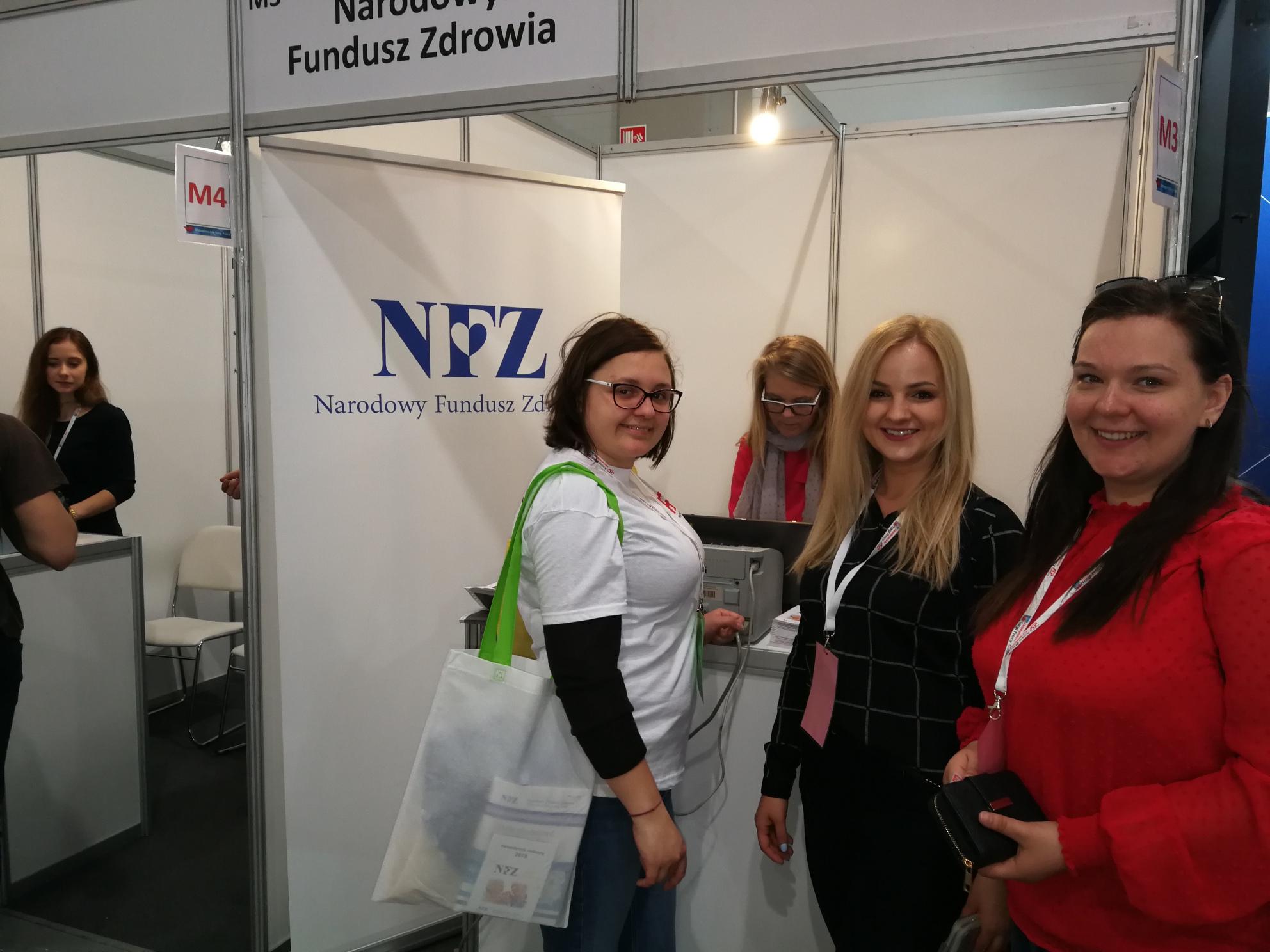 Zdjęcie nr 1 - stoisko ŁOW NFZ, studentki przy stanowisku