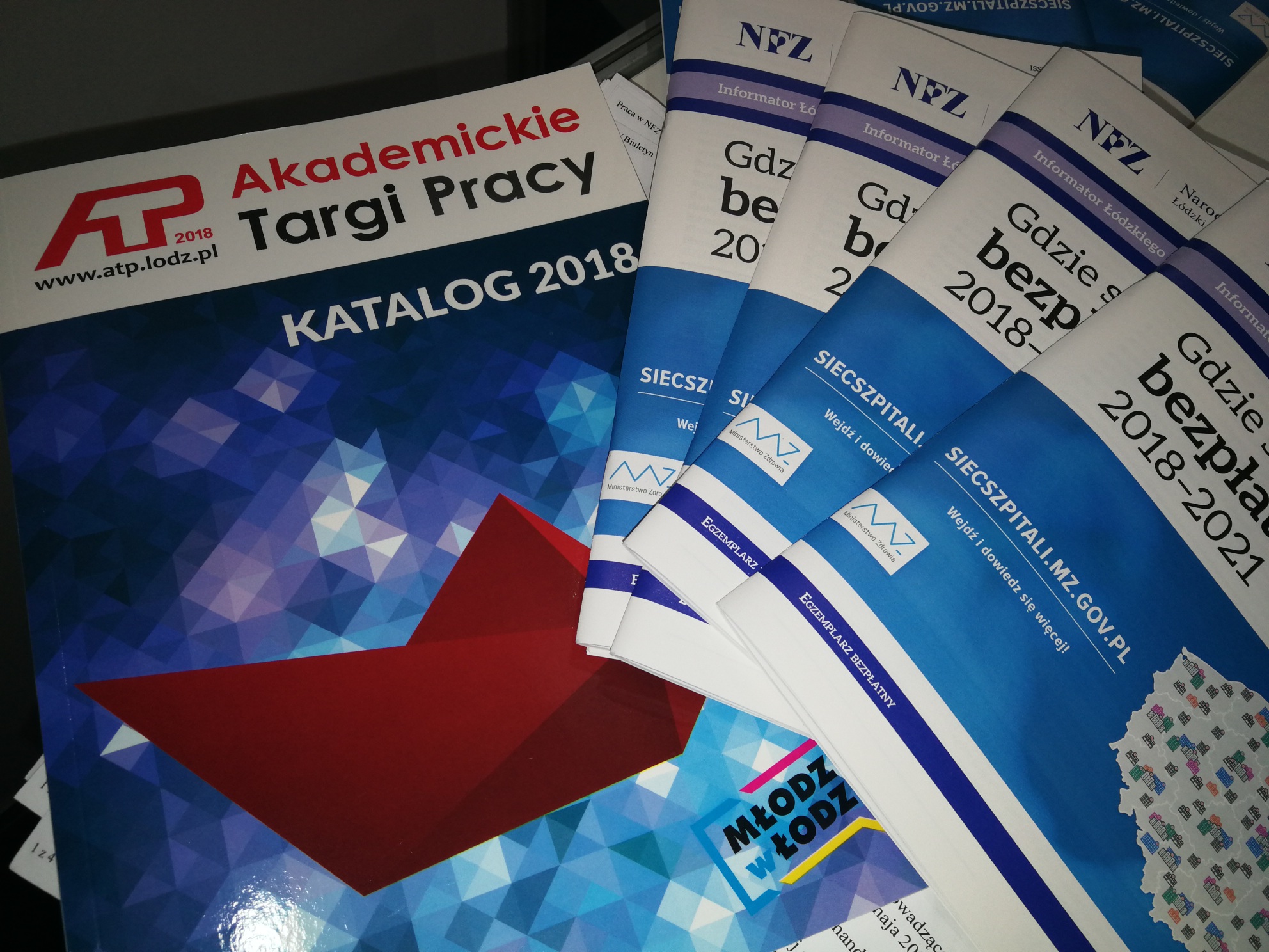 Zdjęcie nr 2 - informatory dostępne na stanowisku ŁOW NFZ