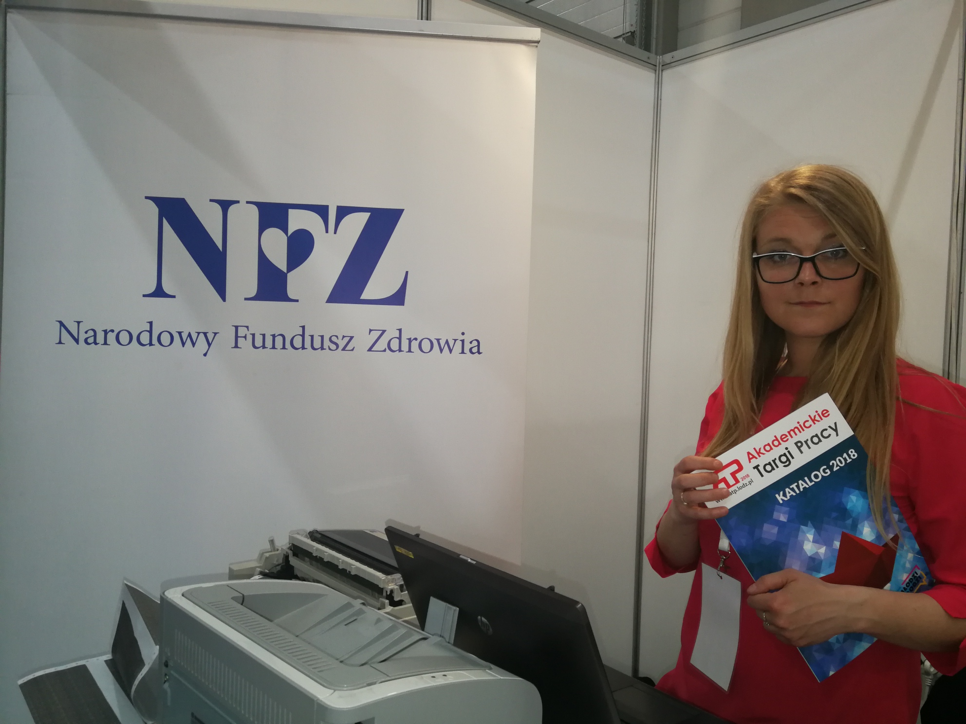 Zdjęcie nr 3 - stanowisko ŁOW NFZ, Joanna Kwiatkowska pracownik ŁOW NFZ trzymająca informator