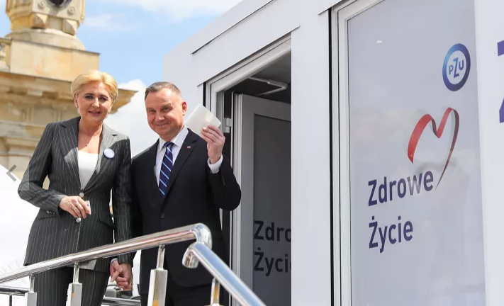 Na zdjęciu widoczna Para prezydencka wychodząca z mobilnej strefy zdrowia