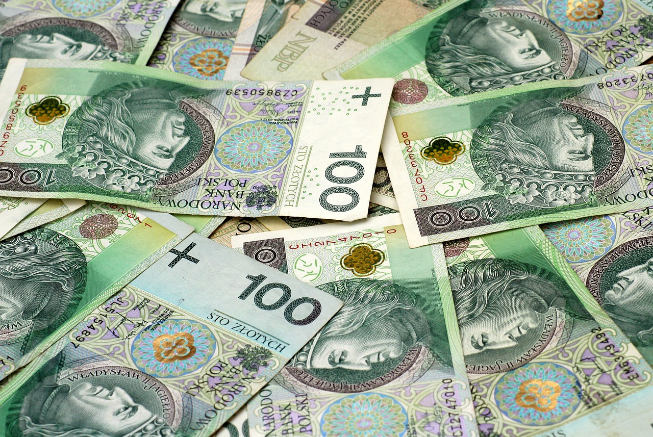 banknoty 100-złotowe.