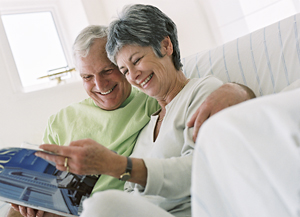 zdjęcie seniorzy rozmawiają, siedząc na kanapie