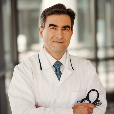 Dr n. med. Michał Chudzik lekarz kardiolog, który zajmuje się oceną kardiologicznych u chorych po COVID19 oraz oceną czynników, które wpływają na przebieg i następstwa choroby.