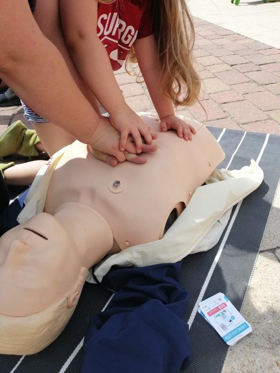 Zdjęcie dziecka uczącego się zasad pierwszej pomocy