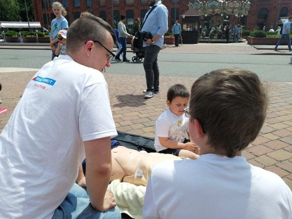 Zdjęcie dzieci uczących się reanimacji